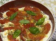 Una foto de tomates cherry y burrata