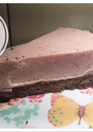 Una foto de Torta de frutillas con leche condensada, súper fácil 🍓🍫👩🏻‍🍳