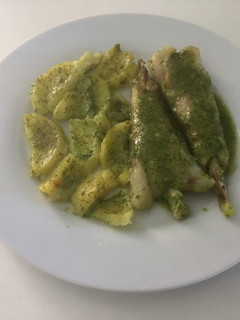 Una foto de Colas de rape en salsa verde al horno