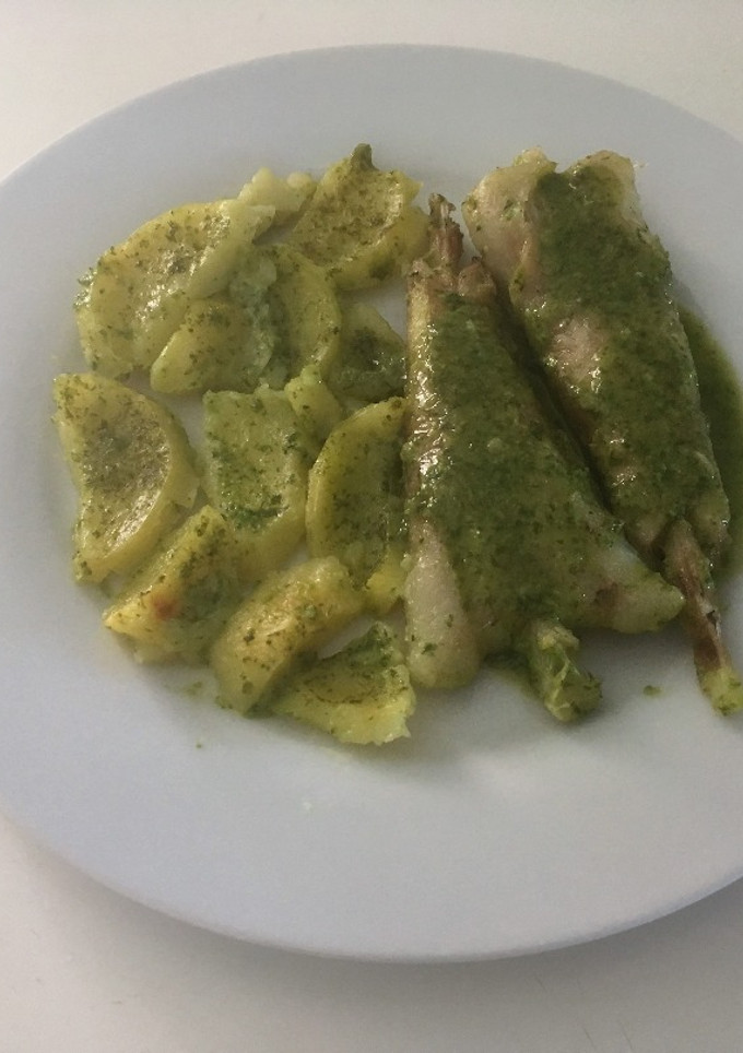 Una foto de Colas de rape en salsa verde al horno