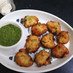 A picture of Suji Pakoda.