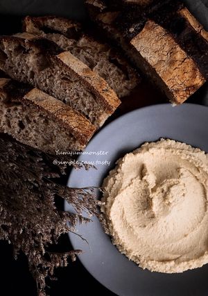 A picture of Hummus.