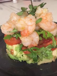 Una foto de Tartar de aguacate con gambas