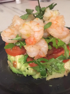Una foto de Tartar de aguacate con gambas