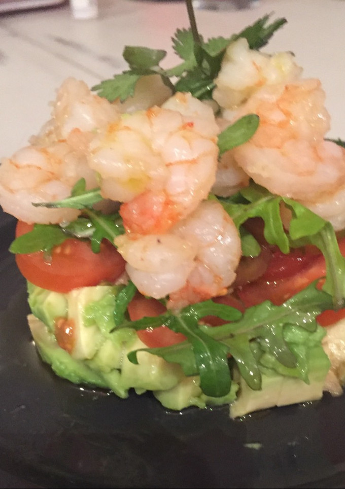 Una foto de Tartar de aguacate con gambas