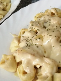 Una foto de Tortellini con bechamel de queso y setas