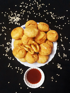 उड़द दाल की कचौड़ी (Urad dal ki kachodi recipe in Hindi) रेसिपी मुख्य फोटो