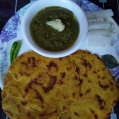 A picture of Makki di roti and sarson da saag.