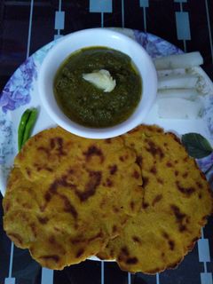 A picture of Makki di roti and sarson da saag.