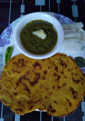 A picture of Makki di roti and sarson da saag.
