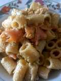 Mezze maniche con pesto di pistacchi e salmone