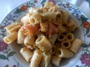 Una foto di pasta salmone e pistacchi