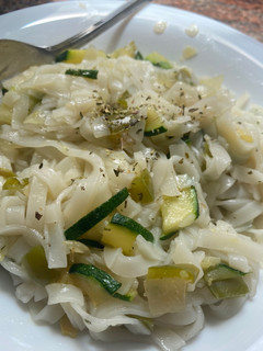 Una foto de Noodles de arroz con verduras 🍚