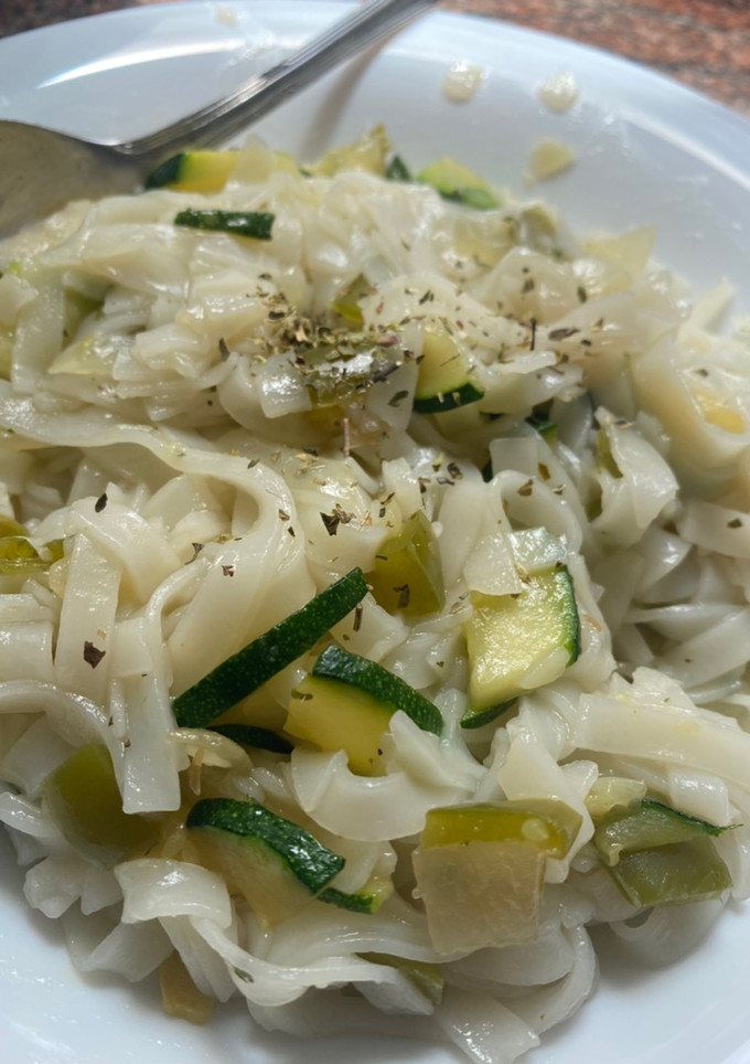 Una foto de Noodles de arroz con verduras 🍚