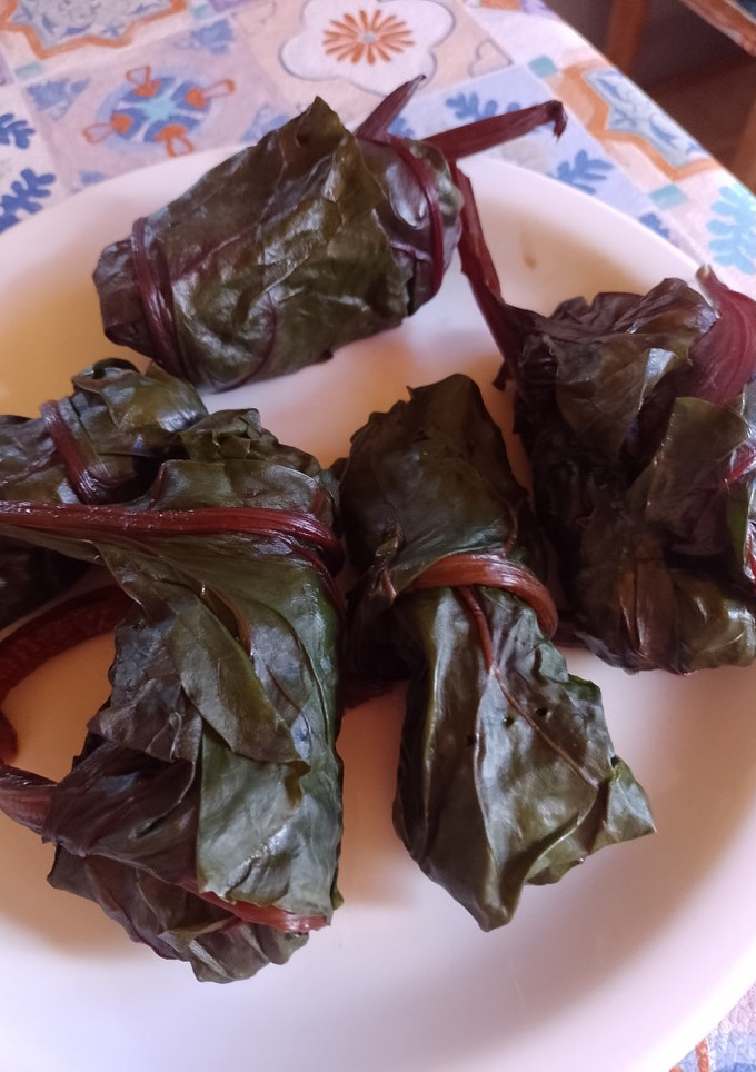 Una foto de Niños envueltos con hojas de remolacha con carne de cerdo