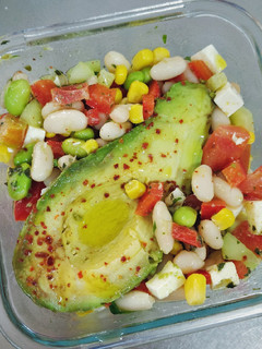 Una foto de Ensalada de alubias y aguacate