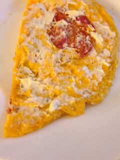 Una foto de Tortilla de chorizo con queso finas hierbas