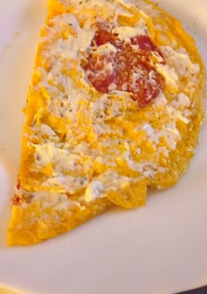 Una foto de Tortilla de chorizo con queso finas hierbas