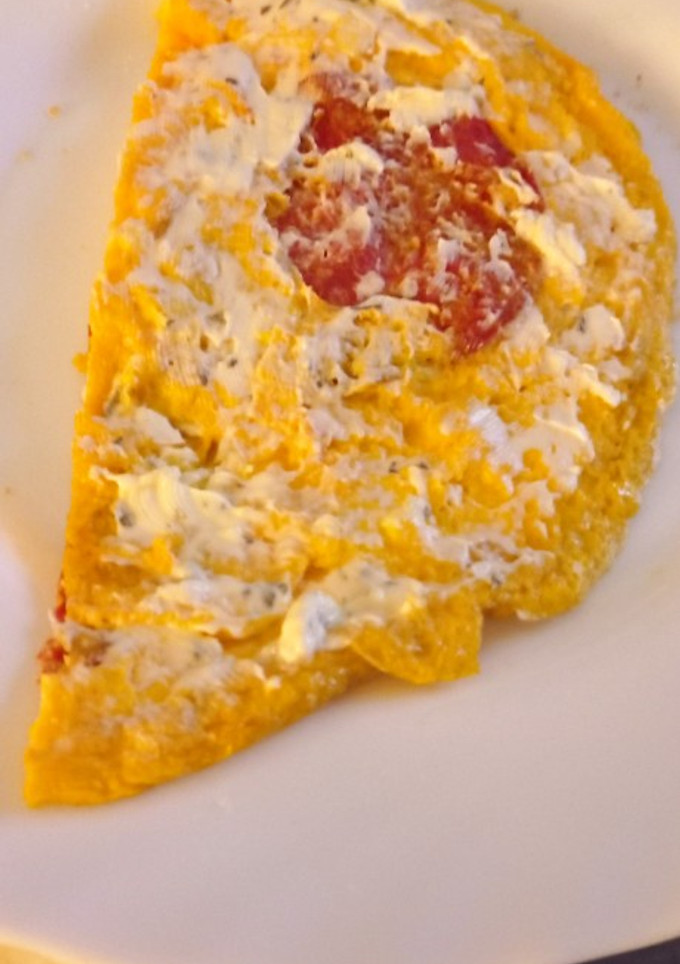 Una foto de Tortilla de chorizo con queso finas hierbas