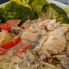 A picture of Creamy white wine chicken kick.