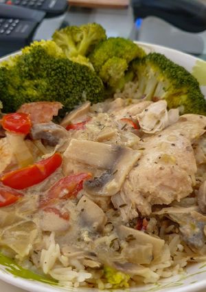 A picture of Creamy white wine chicken kick.