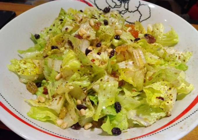 Green salad with molasses and dried fruits