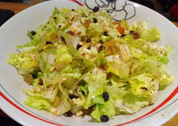 Green salad with molasses and dried fruits