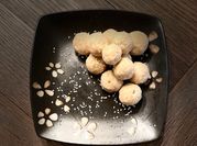 A picture of elaichi seeds