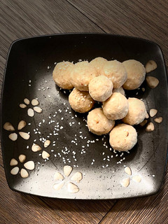A picture of Tilgul Ladoo.
