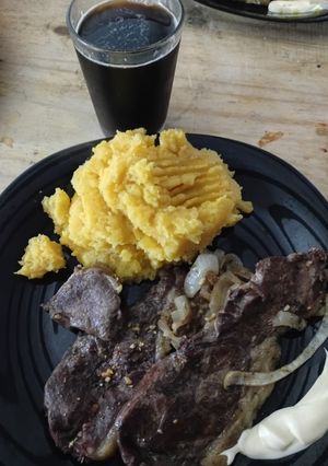 Una foto de Churrasquitos de Paleta a la Criolla con Puré de Calabaza y Papa