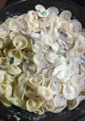 Una foto de Fideos a la crema, con verdeo y champiñones 😋🍄