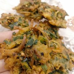 A picture of Mix pakora (palak, alu, piyaz).