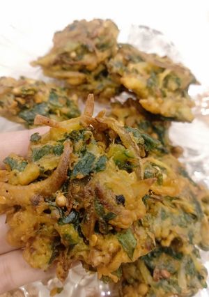 A picture of Mix pakora (palak, alu, piyaz).