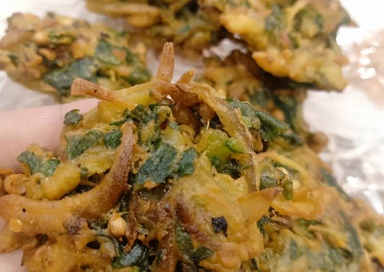 Steps to Prepare Speedy Mix pakora (palak, alu, piyaz)