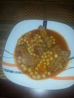 Una foto de Estofado de costillas de cerdo con garbanzos