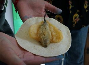 Una foto de Chiles capeados serranos mariposa de papa, chía y xoconostle con salsa de jitomate barroca