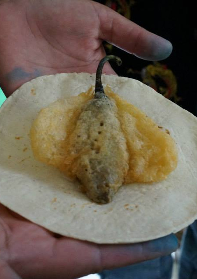 Una foto de Chiles capeados serranos mariposa de papa, chía y xoconostle con salsa de jitomate barroca