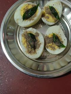 அவித்த முட்டை மிளகு பிரைஸ்(egg pepper recipe in tamil) செய்முறை முக்கிய புகைப்படம்