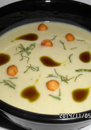 Vichyssoise - Tökéletes krémleves recept póréhagymából és burgonyából recept fotója
