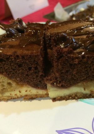 Una foto de Pastel cremoso de dos chocolates y caramelo