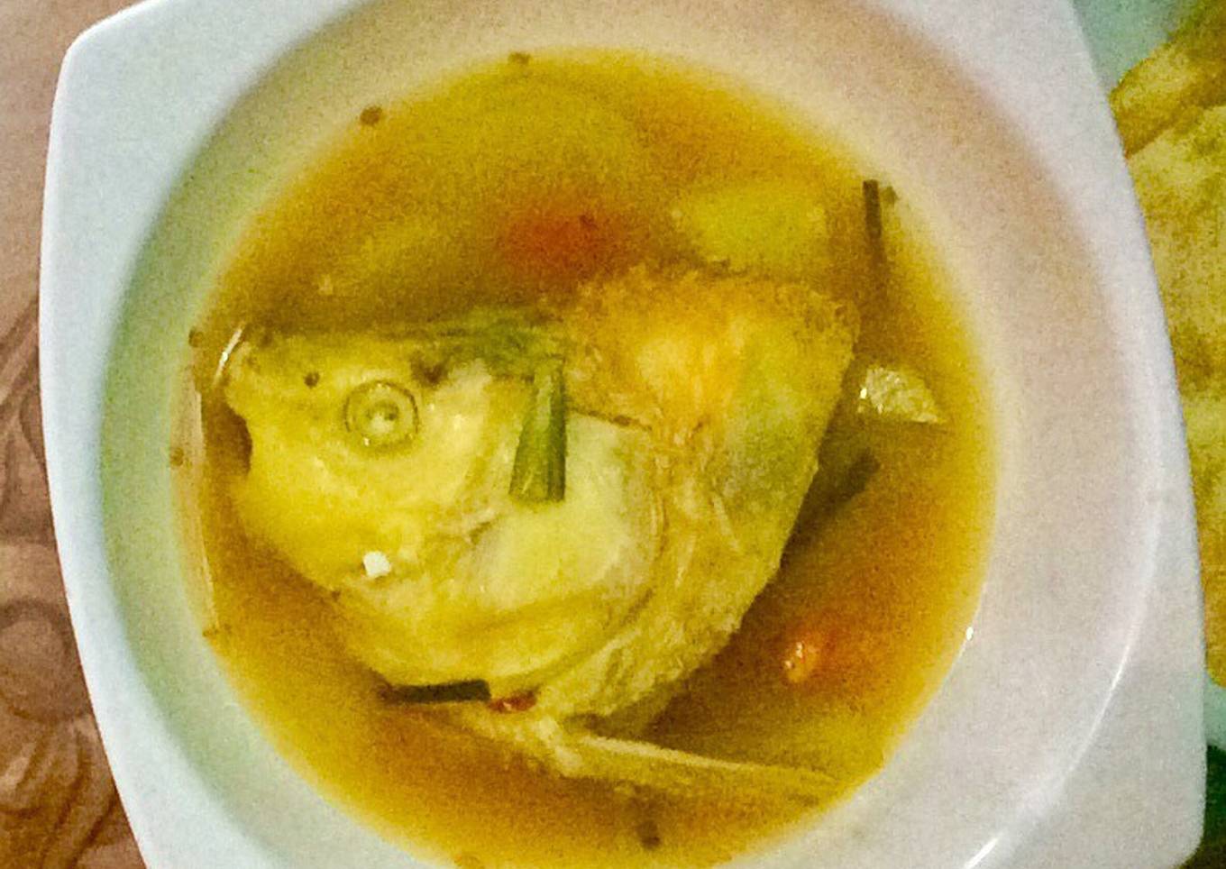 Tombro dengan kepala masam kuning