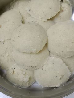 ரவா இட்லி(rava idli recipe in tamil) செய்முறை முக்கிய புகைப்படம்