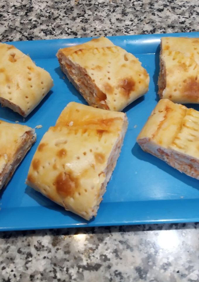Una foto de Pizza normal o sin gluten estirada o enrollado de pollo y queso