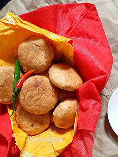 A picture of Cheesy Onion Kachori.