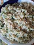 Arroz frito con ajo y hojas de laurel