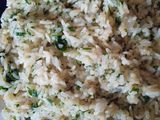 Arroz frito con ajo y hojas de laurel