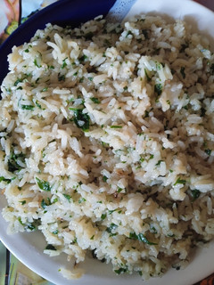 Una foto de Arroz frito con ajo y hojas de laurel