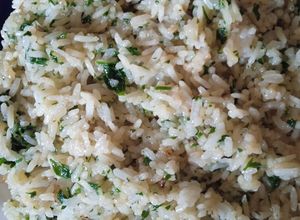 Una foto de Arroz frito con ajo y hojas de laurel