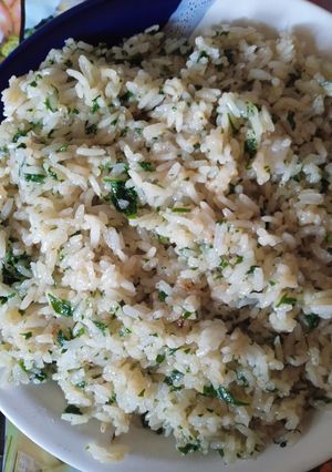 Una foto de Arroz frito con ajo y hojas de laurel