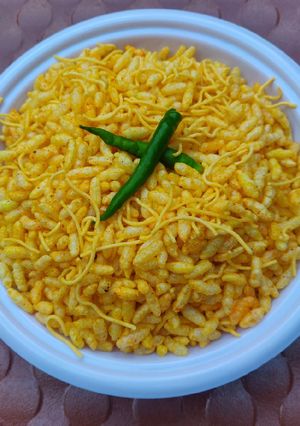 વઘારેલા મમરા (Vagharela Mamra Recipe In Gujarati) રેસીપી મુખ્ય ફોટો